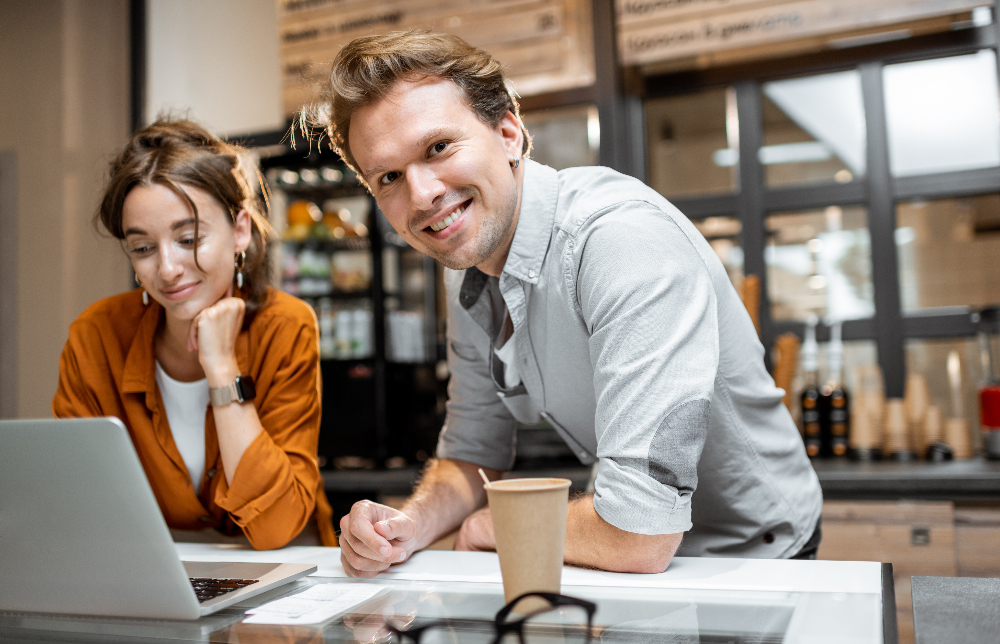 The Difference between Selling and Helping Customers to Succeed (and Why It Matters)